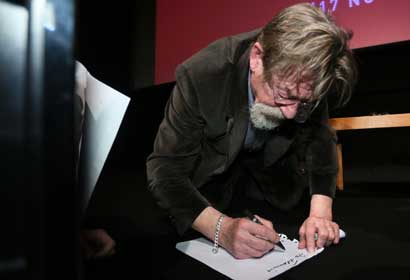 John Hurt firma gli autografi © Festival Internazionale del Film di Roma John Hurt firma gli autografi - Foto: Festival Internazionale del Film di Roma