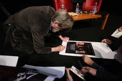 John Hurt firma gli autografi © Festival Internazionale del Film di Roma John Hurt firma gli autografi - Foto: Festival Internazionale del Film di Roma