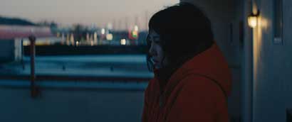 Rinko Kikuchi in una scena del film" Kumiko, the treasure hunter" diretto da David Zellner