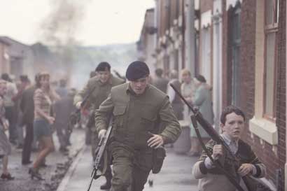 Jack O'Connell in una scena del film '71 diretto da Yann Demange