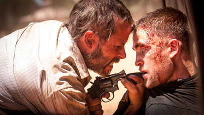 Guy Pearce e Robert Pattinson in una scena di "The Rover" - Photo: courtesy of FDC 2014 Guy Pearce e Robert Pattinson in una scena di "The Rover" - Photo: courtesy of FDC 2014