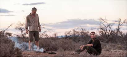 Guy Pearce e Robert Pattinson in una scena di "The Rover" - Photo: courtesy of FDC 2014