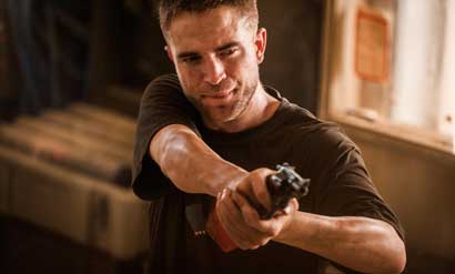 Robert Pattinson in una scena di "The Rover" - Photo: courtesy of FDC 2014 Robert Pattinson in una scena di "The Rover" - Photo: courtesy of FDC 2014