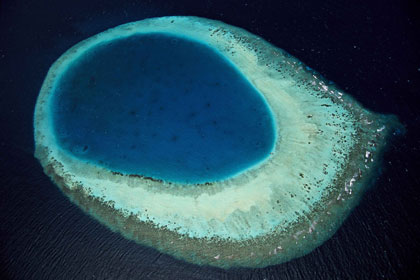 L’occhio delle Maldive, Atollo di Malè nord, Maldive 4° 14’ N - 73° 26’ E © Yann Arthus-Bertrand