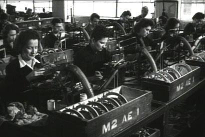 INCONTRO CON LA OLIVETTI 2 – da “Incontro con la Olivetti” di Giorgio Ferroni. Ivrea, 1950. Operaie al montaggio macchine da scrivere nello stabilimento Olivetti di via Jervis (Fotogramma dall’Archivio Nazionale Cinema d'Impresa)