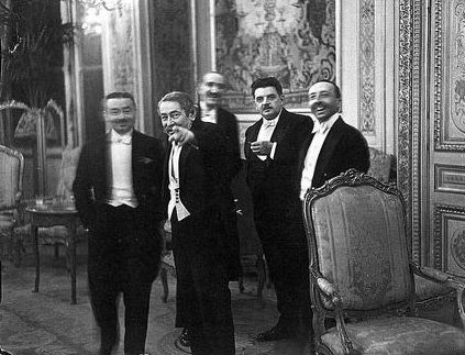 Aristide Briand indica Salomon e urla: "Eccolo! Il re degli indiscreti!". Parigi, agosto 1931