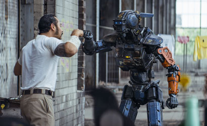Chappie in un scena del film - Photo: courtesy of Warner Bros.