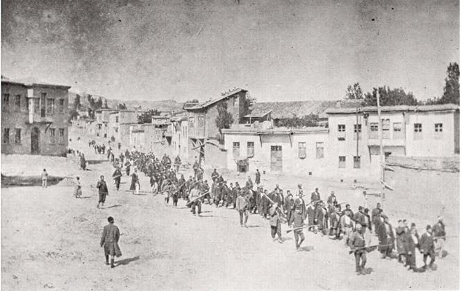 Civili armeni in marcia forzata verso il campo di prigionia di Mezireh, sorvegliati da soldati turchi armati. Kharpert, Impero Ottomano, aprile 1915 - American Red Cross, pubblico dominio
