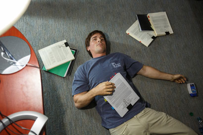 Christian Bale plays Michael Burry in The Big Short from Paramount Pictures and Regency Enterprises Christian Bale in una scena del film - Photo: Jaap Buitendijk © 2015 Paramount Pictures. All Rights Reserved.