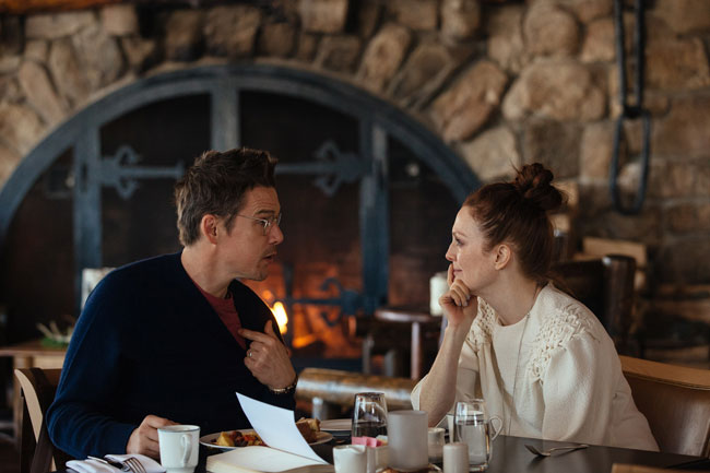 Ethan Hawke e Julianne Moore in MAGGIE'S PLAN di Rebecca Miller - Photo: Jon Pack © Hall Monitor, Inc.