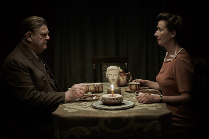 Brendan Gleeson e Emma Thompson in Alone in Berlin di Vincent Perez - Photo: Marcel Hartmann (c) X Filme Creative Pool