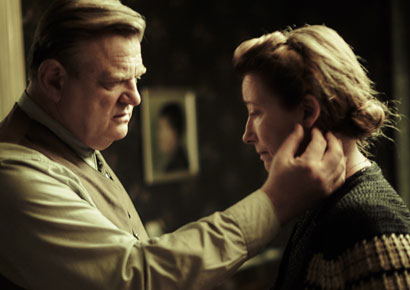 Brendan Gleeson e Emma Thompson in Alone in Berlin di Vincent Perez - Photo: Marcel Hartmann © X Filme Creative Pool Brendan Gleeson e Emma Thompson in Alone in Berlin di Vincent Perez - Photo: Marcel Hartmann (c) X Filme Creative Pool