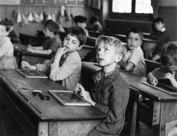 Robert Doisneau L'informazione scolastica, Parigi, 1956 © Atelier Robert Doisneau