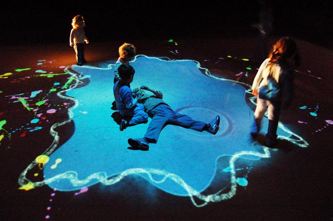 "La Pozzanghera" di Studio Azzurro - Micropaesaggio interattivo dedicato ai bambini, 2006 - Monza, Arengario - Foto: ufficio stampa La Pozzanghera di Studio Azzurro - Micropaesaggio interattivo dedicato ai bambini, 2006 Monza, Arengario - Foto: ufficio stampa