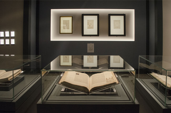 Trattati d’architettura e fogli di Leonardo in Mostra. © Sabina Colombo per Skira Trattati d’architettura e fogli di Leonardo in Mostra. Foto: Sabina Colombo per Skira