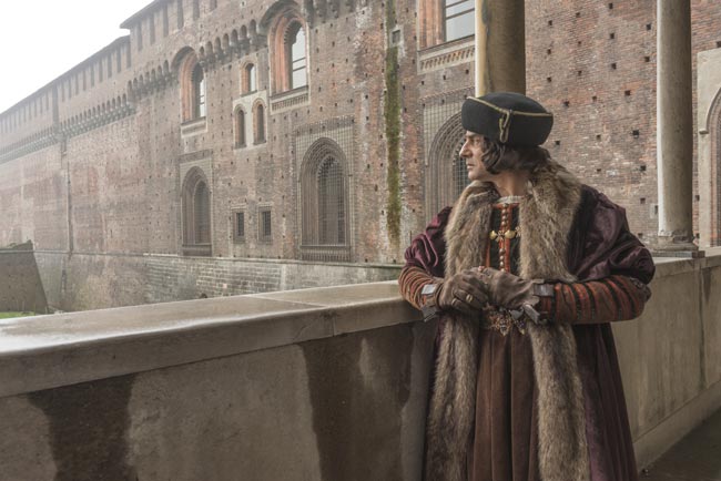 Vincenzo Amato nel ruolo di Ludovico il Moro, sulla Ponticella del Castello Sforzesco. © Giovanni Hanninen per Codice Atlantico Foto: Giovanni Hanninen per Codice Atlantico