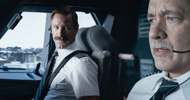 Aaron Eckhart e Tom Hanks in Sully - Photo: courtesy of Warner Bros. Pictures