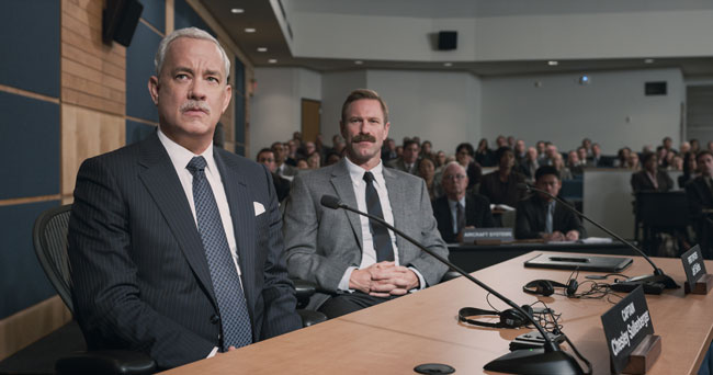 Tom Hanks e Aaron Eckhart nel film Sully - Photo: courtesy of Warner Bros. Pictures Tom Hanks e Aaron Eckhart nel film Sully - Photo: courtesy of Warner Bros. Pictures