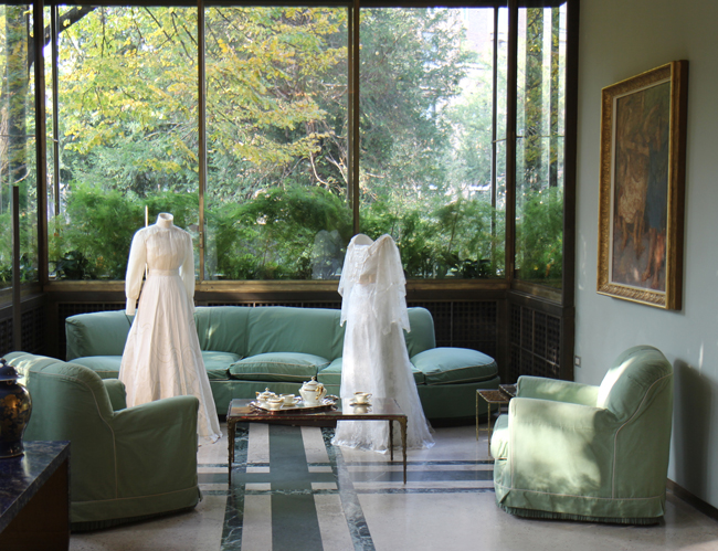 Mostra MODA DI CARTA a Villa Necchi - Opere di Isabelle de Borchgrave, abiti © FAI Mostra MODA DI CARTA a Villa Necchi - Opere di Isabelle de Borchgrave, abiti © FAI