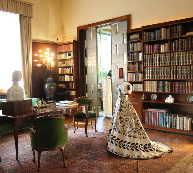 Mostra MODA DI CARTA a Villa Necchi Campiglio - Opere di Isabelle de Borchgrave, abito da ballo di C.F. Worth © FAI Mostra MODA DI CARTA a Villa Necchi Campiglio - Opere di Isabelle de Borchgrave, abito da ballo di C.F. Worth © FAI