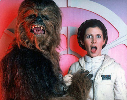 Peter Mayhew, aka Chewbecca al fianco di Carrie Fisher, alias Leila Organa