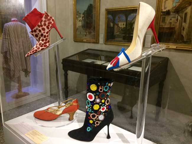 Alcuni dei modelli esposti alla mostra Manolo Blahnik. The Art of Shoes © MaSeDomani Una delle teche della mostra Manolo Blahnik. The Art of Shoes - Photo: MaSeDomani