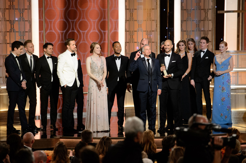 Golden Globes 2017 - Marc Platt con cast e crew di La La Land ritira il premio per il miglior film commedia o musical - Ph: HFPA Photographer golden globes 2017 La La Land