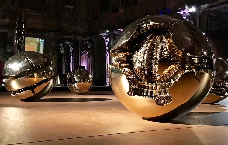 Alcune sfere di Arnaldo Pomodoro in mostra a Palazzo Reale - Foto MaSeDomani