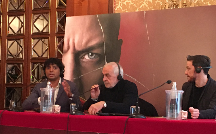 Il regista M. Night Shyamalan e l'attore James McAvoy alla conferenza stampa milanese del film SPLIT - Foto di Luca Zanovello Il regista M. Night Shyamalan e l'attore James McAvoy alla conferenza stampa milanese del film SPLIT - Foto di Luca Zanovello