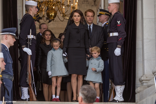 Peter Sarsgaard (Bobby Kennedy) e Natalie Portman in JACKIE - Foto: Courtesy of Lucky Red Peter Sarsgaard (Bpbby Kennedy) e Natalie Portman in JACKIE- Foto: Courtesy of Lucky Red