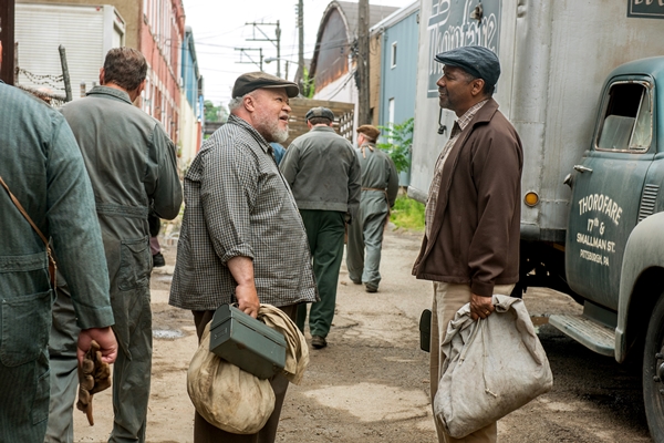 STEPHEN MCKINLEY HENDERSON (Bono) e DENZEL WHASHINGTON (Troy) in BARRIERE - Photo: courtesy of Universal Pictures STEPHEN MCKINLEY HENDERSON (Bono) e DENZEL WHASHINGTON (Troy) in BARRIERE - Photo: courtesy of Universal Pictures