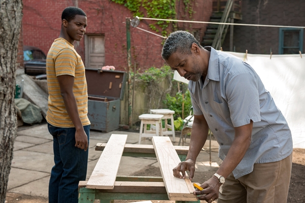 JOVAN ADEPO (Cory) e DENZEL WASHINGTON in BARRIERE - Photo: courtesy of Universal Pictures JOVAN ADEPO (Cory) e DENZEL WASHINGTON in BARRIERE - Photo: courtesy of Universal Pictures