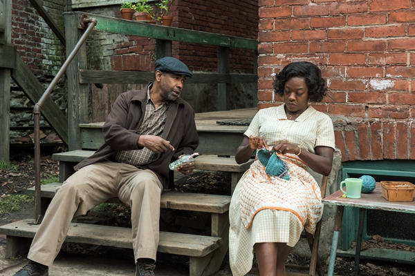 DENZEL WASHINGTON e VIOLA DAVIS in BARRIERE - Photo: courtesy of Universal Pictures DENZEL WASHINGTON e VIOLA DAVIS in BARRIERE - Photo: courtesy of Universal Pictures