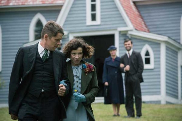 Ethan Hawke e Sally Hawkins in Maudie © Duncan Deyoung - Please note that the film still may not be used for social media like Facebook, Google+, Twitter etc. If you want to use these film stills in social media, we would kindly ask you to contact the rights holder Ethan Hawke e Sally Hawkins in Maudie - Ph: Duncan Deyoung