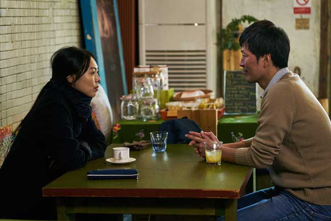 Kim Minhee e Jung Jaeyoung in On the Beach at Night Alone - Foto: Kim Jinyoung © 2017 Jeonwonsa Film Co. Kim Minhee e Jung Jaeyoung in On the Beach at Night Alone - Foto: Kim Jinyoung © 2017 Jeonwonsa Film Co.
