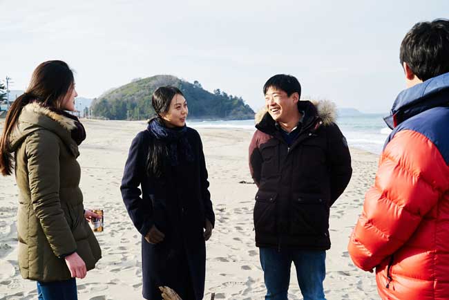 Kim Minhee e Ahn Jaehong in On the Beach at Night Alone - Foto: Kim Jinyoung © 2017 Jeonwonsa Film Co. Kim Minhee e Ahn Jaehong in On the Beach at Night Alone - Foto: Kim Jinyoung (c) 2017 Jeonwonsa Film Co.