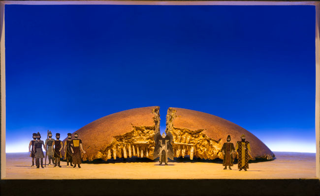 Modellino della macchina scenica per Semiramide di Gioacchino Rossini Roma, Teatro dell’Opera, 1982 (foto Dario Tettamanzi) Arnaldo Pomodoro: progetti scenici (foto Dario Tettamanzi)