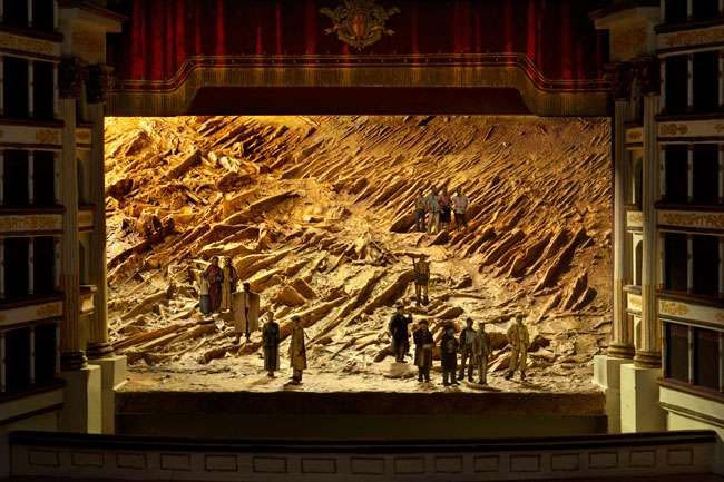 Modellino della scena iniziale per Teneke di Fabio Vacchi Milano, Teatro alla Scala, 2007 (foto Dario Tettamanzi) Arnaldo Pomodoro: progetti scenici (foto Dario Tettamanzi)