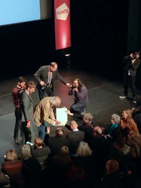 Berlinale 2017, Christo firma gli autografi © MaSeDomani Berlinale 2017, Christo firma gli autografi (c) MaSeDomani
