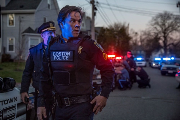 MARK WAHLBERG (Sergente Tommy Saunders) in BOSTON CACCIA ALL'UOMO Foto CBS - Lionsgate MARK WAHLBERG (Sergente Tommy Saunders) in BOSTON CACCIA ALL'UOMO Foto CBS - Lionsgate