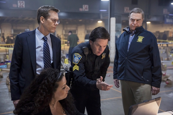 KEVIN BACON (Agente dell'FBI DesLauriers), MARK WAHLBERG (sergente Tommy Saunders) e John Goodman (Commissario Ed Davis) in BOSTON CACCIA ALL'UOMO Foto: courtesy of CBS - Lionsgate KEVIN BACON (Agente dell'FBI DesLauriers), MARK WAHLBERG (sergente Tommy Saunders) e John Goodman (Commissario Ed Davis) in BOSTON CACCIA ALL'UOMO Foto: courtesy of CBS - Lionsgate