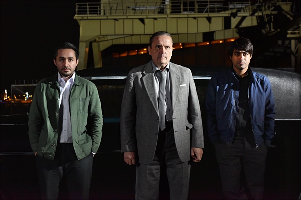SHERWAN HAJI (Khaled), SAKARI KUOSMANEN (Wikström) e SIMON HUSSEIN AL-BAZOON (Mazdak) in L'ALTRO VOLTO DELLA SPERANZA - Foto: courtesy by CINEMA