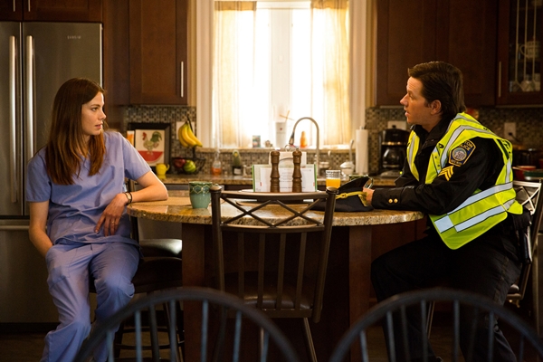 MICHELLE MONAGHAN e MARK WAHLBERG (Carol e Tommy Saunders) in BOSTON CACCIA ALL'UOMO Foto: courtesy of CBS-Lionsgate MICHELLE MONAGHAN e MARK WAHLBERG (Carol e Tommy Saunders) in BOSTON CACCIA ALL'UOMO Foto: courtesy of CBS-Lionsgate
