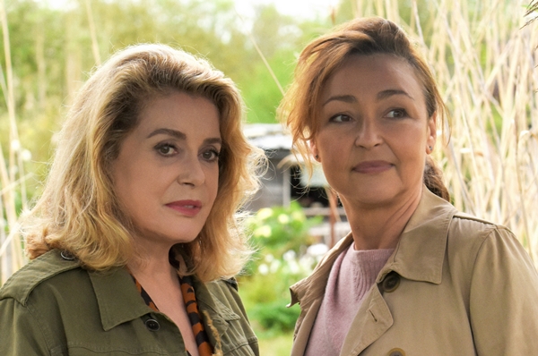 Catherine Deneuve (Béatrice) e Catherine Frot (Claire) in QUELLO CHE SO DI LEI - © photo Michael Crotto - courtesy of BIM Catherine Deneuve (Béatrice) e Catherine Frot (Claire) in QUELLO CHE SO DI LEI - Photo Michael Crotto - courtesy by BIM