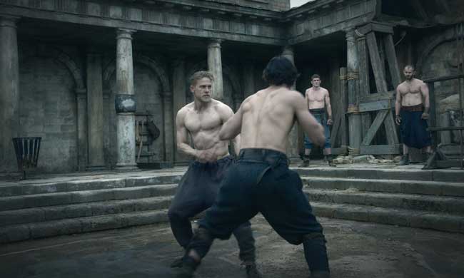Charlie Hunnam in una scena del film King Arthur - Il potere della Spada (foto: ufficio stampa)