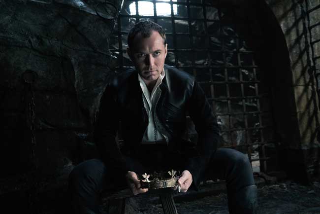 Jude Law in una scena del film King Arthur - Il potere della Spada (foto: ufficio stampa) Jude Law in una scena del film King Arthur - Il potere della Spada (foto: ufficio stampa)