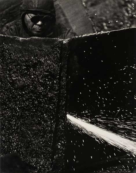Kiyoshi Niiyama - Senza titolo (Saldatore), anni cinquanta-sessanta © Estate of the Artist - Kiyoshi Niiyama La forza delle immagini - una foto di Kiyoshi Niiyama