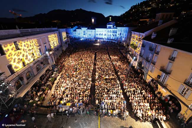 Una recente panoramica sul pubblico di Piazza Grande dall'alto del suo schermo - Ph: courtesy of Locarno Festival