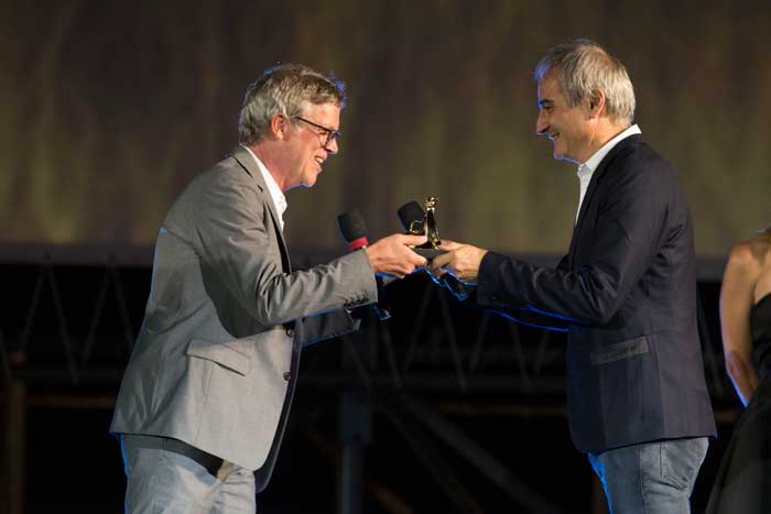 Todd Haynes riceve il Pardo da Olivier Assayas © Locarno Festival Todd Haynes riceve il Pardo da Olivier Assayas - Ph: courtesy of Locarno Festival
