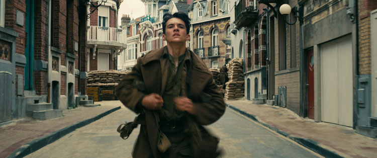 Fionn Whitehead in una scena del film Dunkirk © 2017 WARNER BROS. ENTERTAINMENT INC. ALL RIGHTS RESERVED